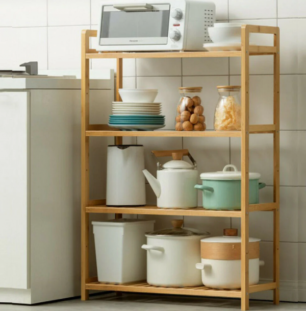 Dapur dengan rak bambu untuk menyimpan alat masak